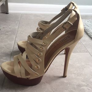 Schutz cream pumps with brown platform. Super sexy